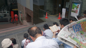 先着100名の行列
