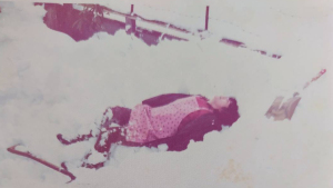 雪下ろしに疲れて空を仰ぐ母